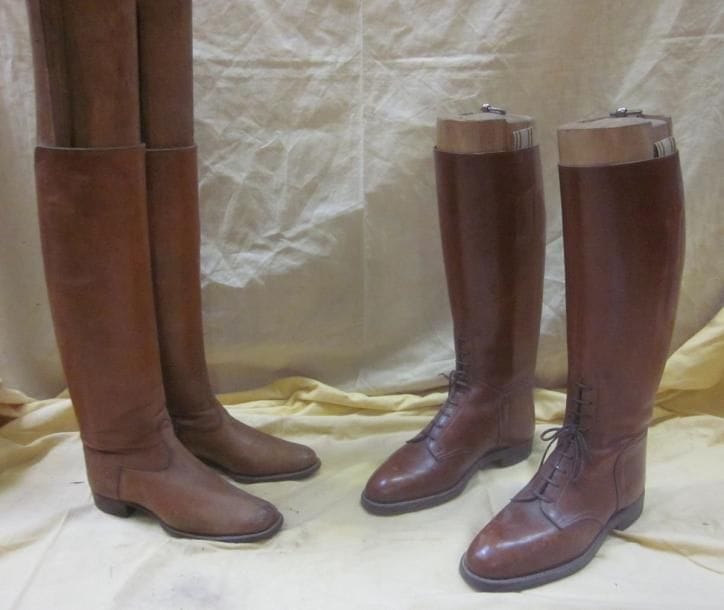 Deux paires de bottes cavalières en cuir brun pour homme, style XXe. On joint les formes.