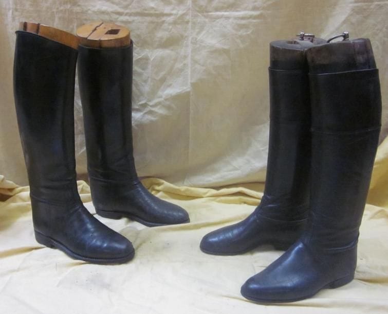 Deux paires de bottes cavalières en cuir noires pour homme, style XXe. On joint les formes.