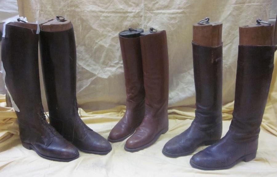 Trois paires de bottes cavalières en cuir brun pour homme, style XXe. On joint les formes.