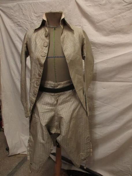Veste et culotte pour homme en soie à semis de fleurette sur fond crème, fin XVIIIe.