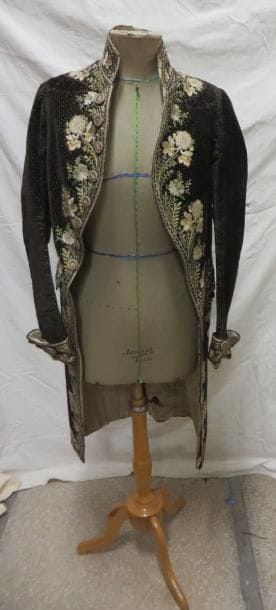 Veste d'habit pour homme en velours épinglé marron foncé et broderie de fleurs polychromes, fin XVIIIe.
