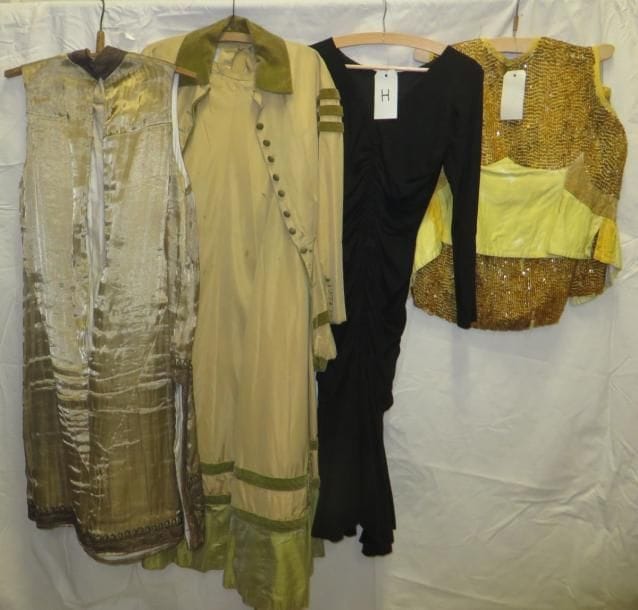 Lot de trois ensembles jupes et corsages, un manteau en moire noir avec manche en fourrure, trois robes en crêpe noir, velours, perles noires et lamé or, un ensemble perlé jaune, un manteau velours et guipure, une veste en velours noir, une veste perlée, six corsages de robes 1900, une robe, style Empire en velours noir, perles et paillettes et deux ensembles vers 1900.