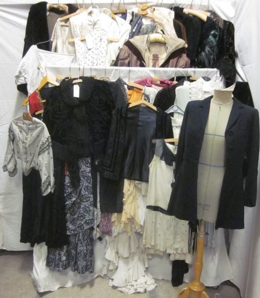 Lot comprenant des robes, vestes, chemises ou jupes pour femme, style XXe. Matières: plumes, soie, velours de soie et velours?