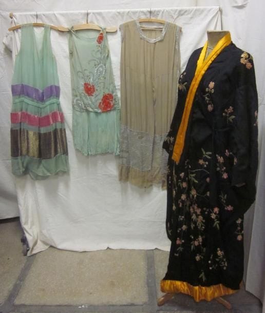 Trois robes et un kimono pour femme, années 20. Matières: soie et perles.