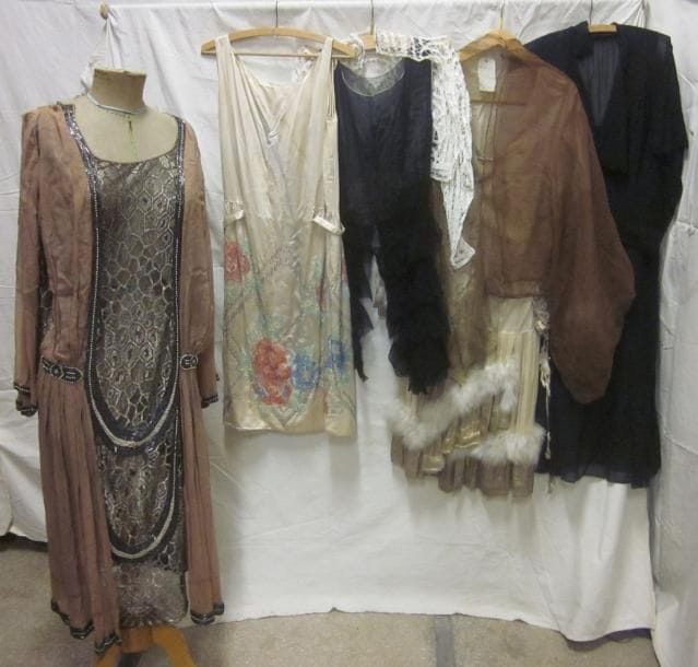 Cinq robes pour femme, années 20. Matières: crêpe et soie.