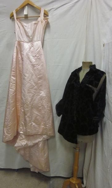 Une robe et une veste pour femme, fin XIXe. Matière: soie et velours de soie.