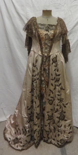 Une robe de théâtre ancienne pour femme, style XVIIIe. Matière: soie.