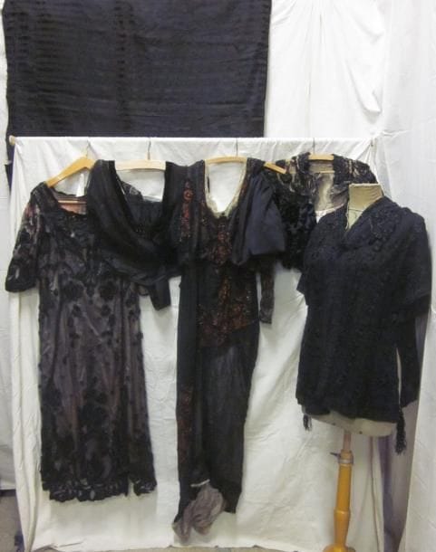 Cinq pièces de vêtements dont robes, vestes ou jupes pour femme, 1900. Matières: soie et tulle.