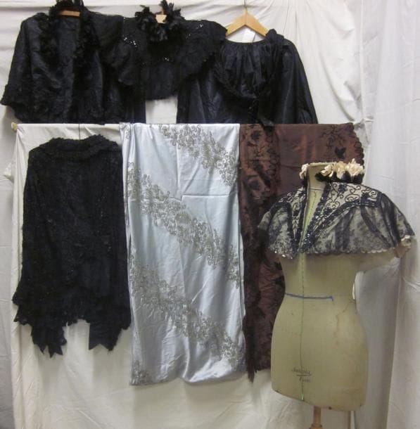 Sept pièces dont étoles et canezous pour femme, 1900. Matières: dentelle, perles, soie, velours de soie,.