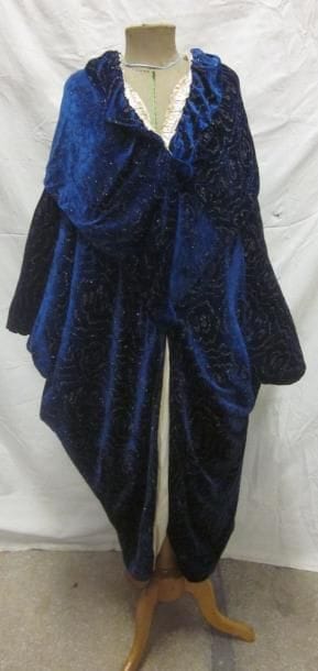Un manteau en velours de soie clouté pour femme, années 1920.