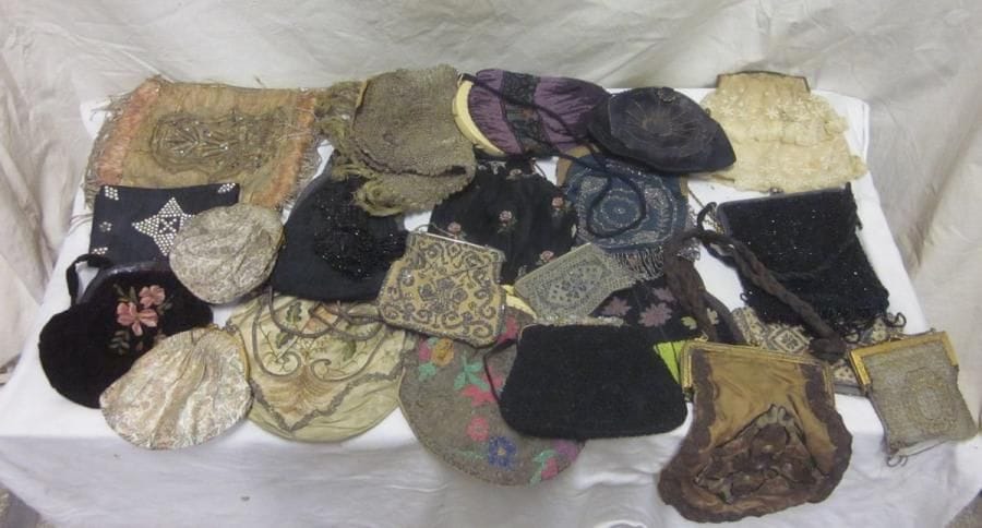 Une trentaine de sacs ou aumônières pour femme, début XXe. Matière: perles, soie, strass.