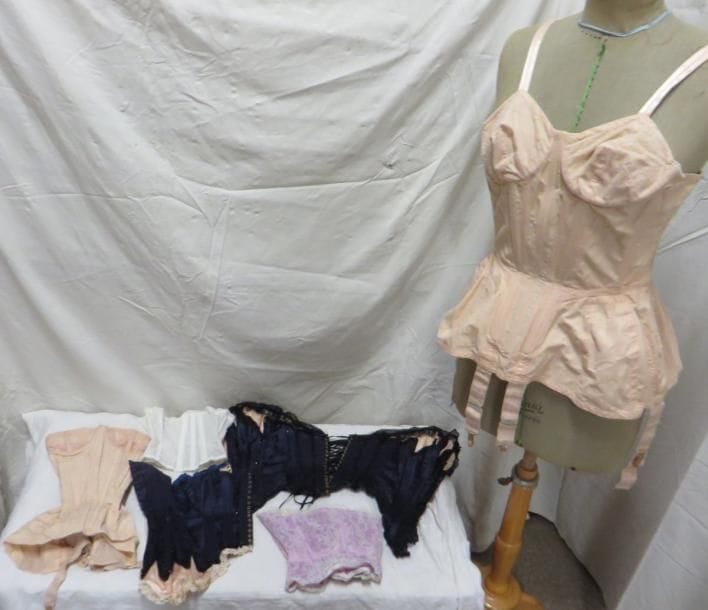Quatre corsets pour femme, style XXe. Matières: dentelle, soie et divers.