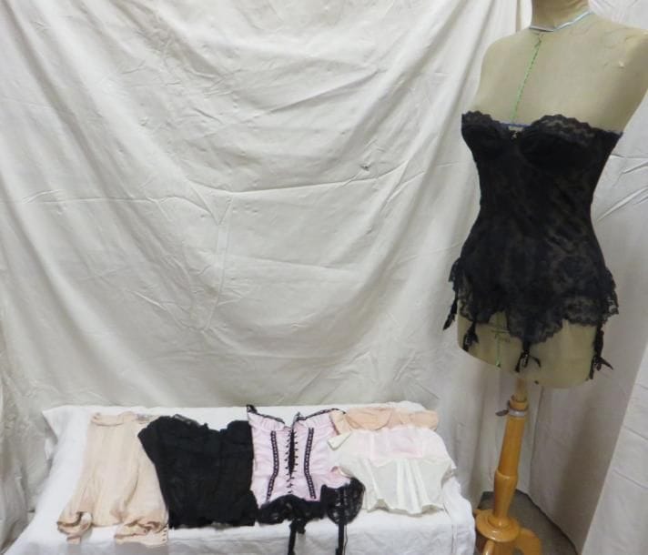 Sept corsets pour femme, style XXe. Matières: dentelle, soie et divers.