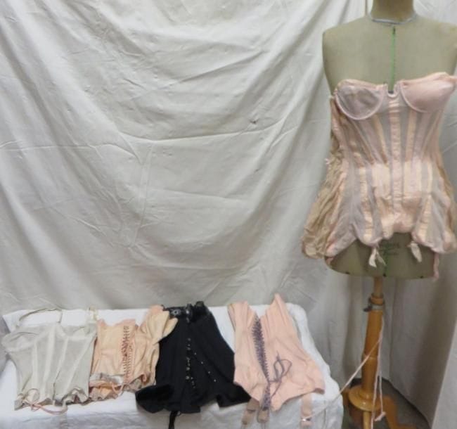 Cinq corsets pour femme, style XXe. Matières: dentelle, soie et divers.