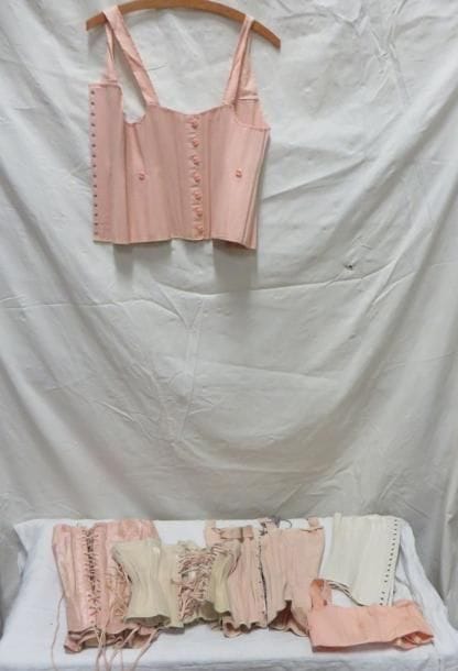 Cinq corsets pour femme, style XXe. Matières: dentelle, soie et divers.