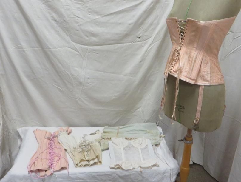 Cinq corsets pour femme, style XXe. Matières: dentelle, soie et divers.