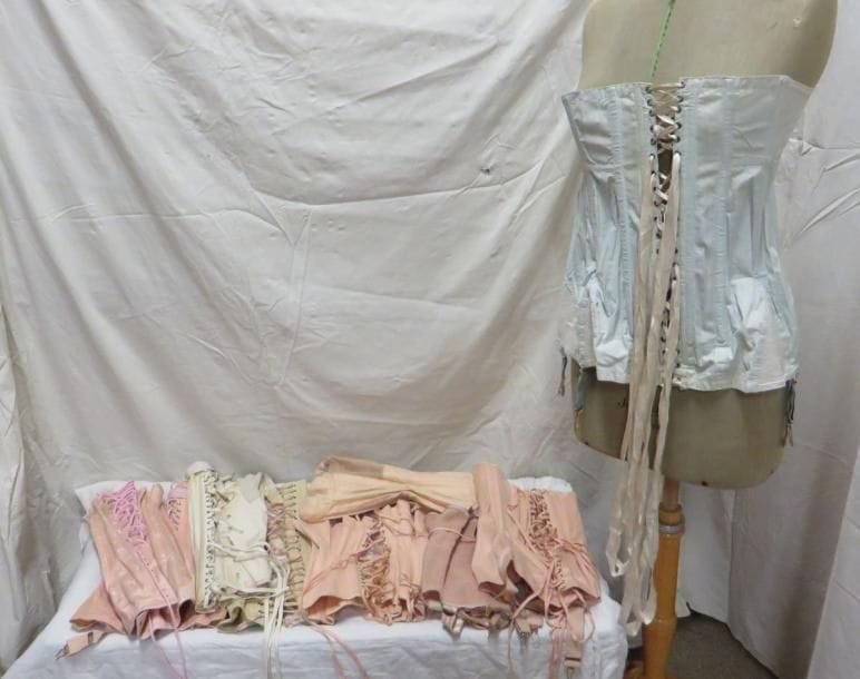 Dix corsets pour femme, style XXe. Matières: dentelle, soie et divers.