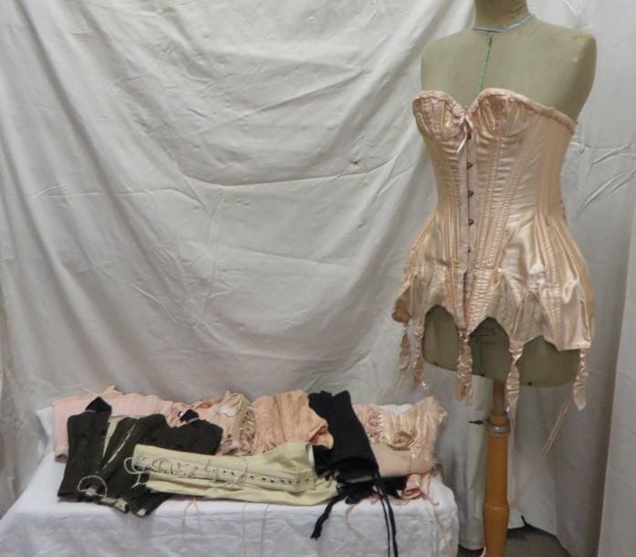 Dix corsets pour femme, style XXe. Matières: dentelle, soie et divers.