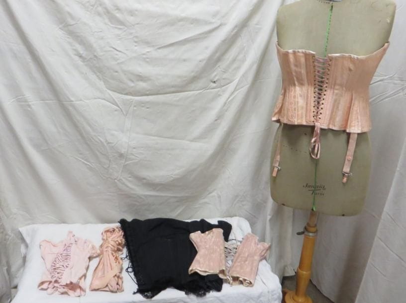 Cinq corsets pour femme, style XXe. Matières: dentelle, soie et divers.