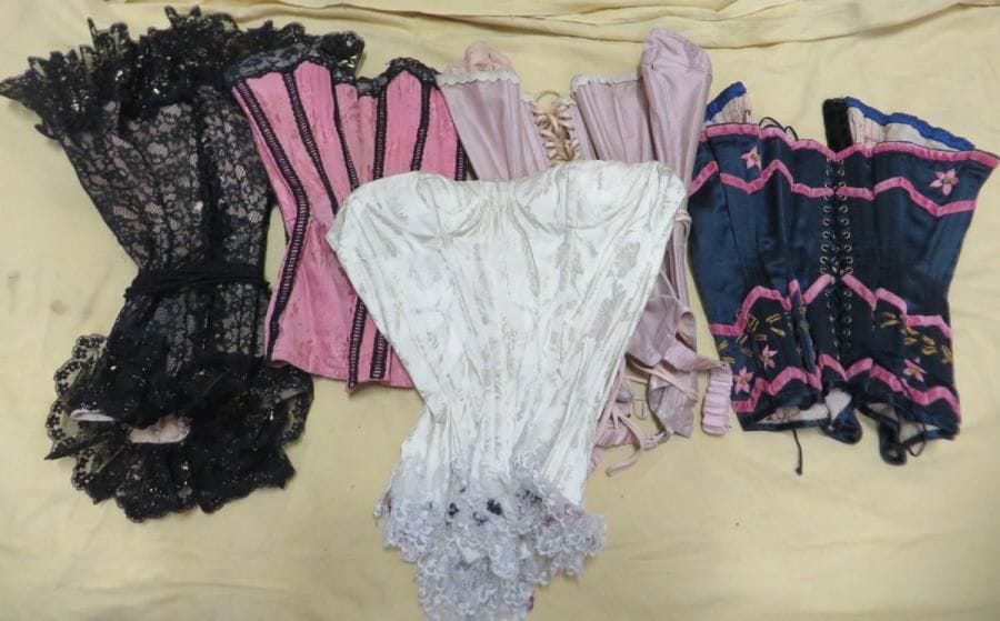 Cinq corsets pour femme, style XXe, certains provenant du film Pot Bouille et Arsène Lupin. Matières: dentelle, soie et divers.