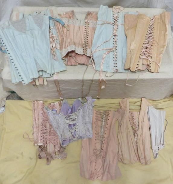 Dix corsets pour femme, style XXe, certains provenant du film Pot Bouille. Matières: dentelle, soie et divers.