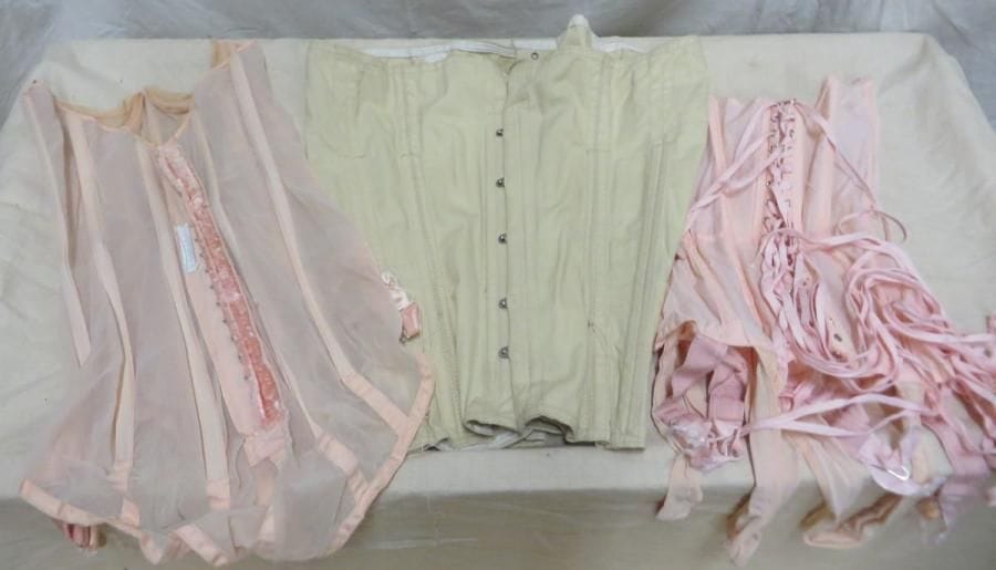 Trois corsets pour femme, style XXe, dont un porté par Michelle Morgan. Matières: dentelle et soie.