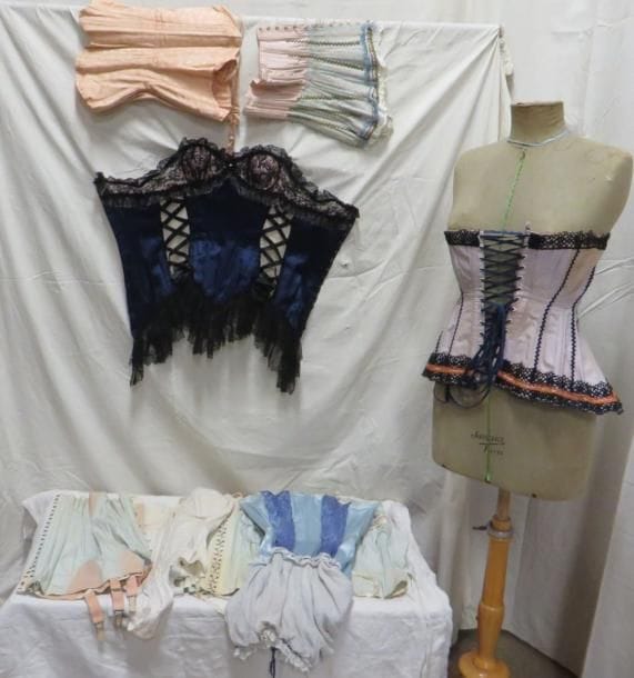 Dix corsets pour femme, style XXe certains provenant du film Pot Bouille et Les Misérables. Matières: dentelle et soie.