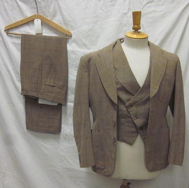 Un costume style 1925 porté par Monsieur Jean-Paul Belmondo pour le film Borsalino (de Jacques Deray, 1970).