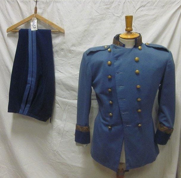 Un costume fin XIXe porté par Monsieur Jean Marais dans Les Secrets de Mayerling (de Jean Delannoy, en 1949).
