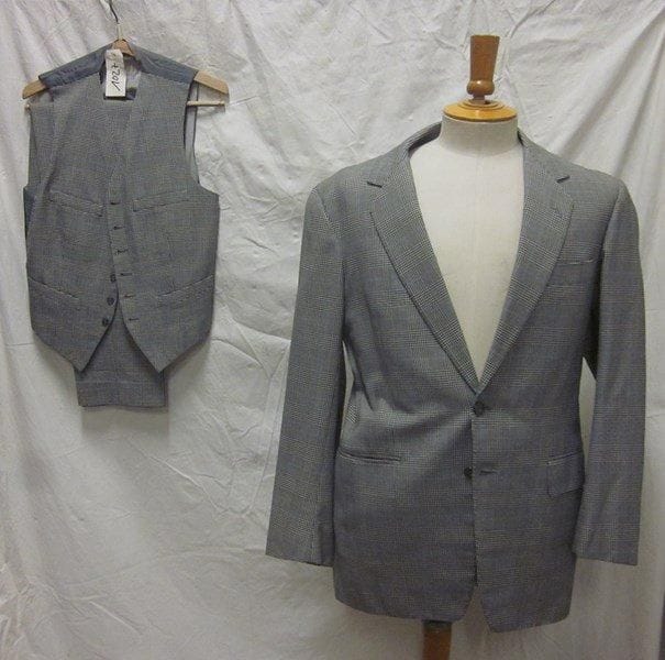 Un costume trois pièces gris porté par Monsieur Jean-Pierre Cassel pour le film Arsène Lupin contre Arsène Lupin (de Edouard Molinaro, 1962).