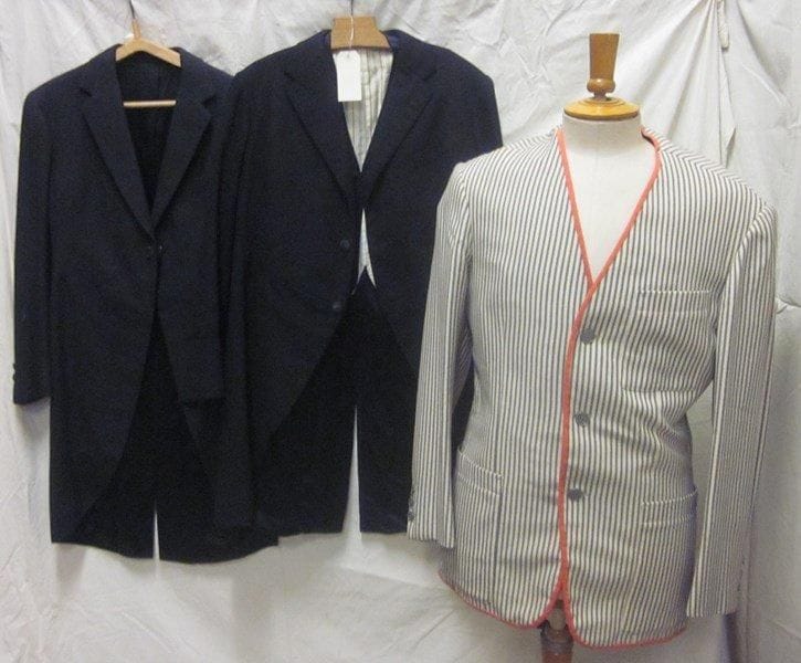 Trois costumes dont un porté par Monsieur Robert Lamoureux dont un pour le film La Toison D'or (de Jean-Jacques Vierne, 1961) et deux portés par Monsieur Roland et Monsieur Mary.