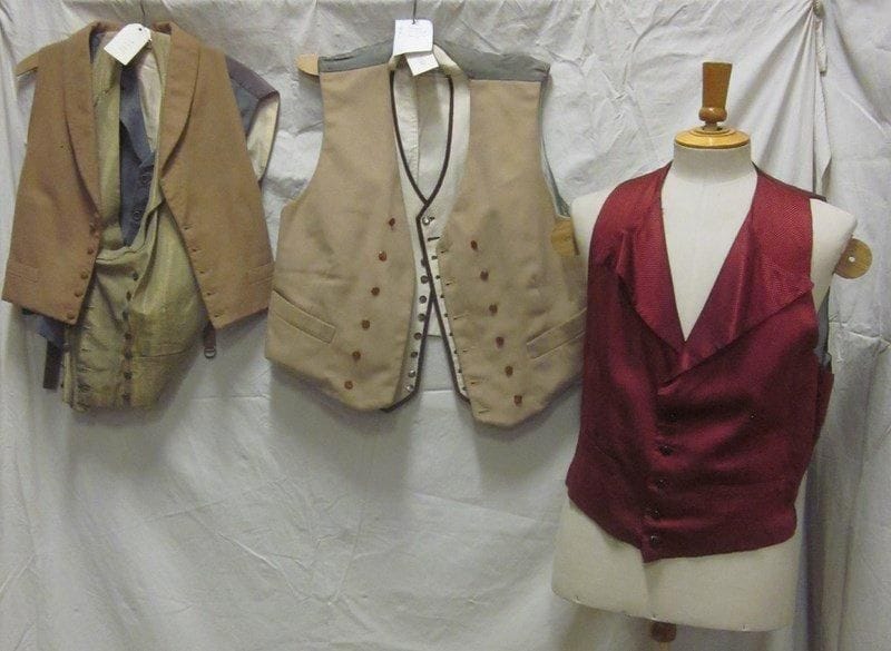 Six gilets d'acteurs dont Monsieur Pierre Brasseur, Monsieur Jean Richard, Monsieur Louis Seigner. Matières: Lainage, soie.