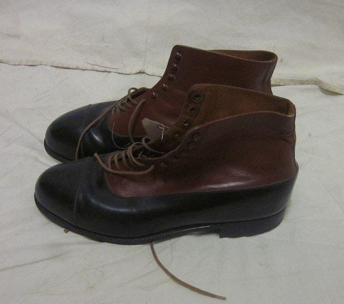 Une paire de chaussure pour pied bot porté par Monsieur Yves Montand pour le film Marguerite de la Nuit (de Autant-Lara, 1955).