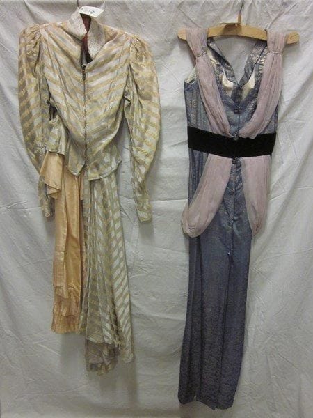 Un ensemble pour femme en soie écru poré pour le film La main passe et une robe en mousseline et soie portée pour le film Le crime ne paie pas (de Gérard Oury, 1962).