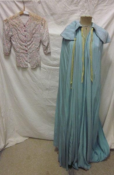 Un manteau-cape en soie provenant du film Don Juan (de John Berry, 1956) et un chemisier porté par Madame Françoise Arnoux pour French Cancan (de Jean Renoir, 1954).