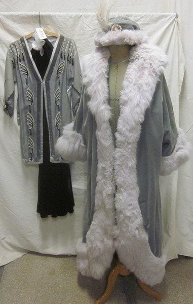 Un manteau en velours gris bordé de fourrure et son chapeau assorti ainsi qu'un ensemble en velours et jay, portés par Madame Annie Girardot pour Le crime ne paie pas (de Gérard Oury, 1962).