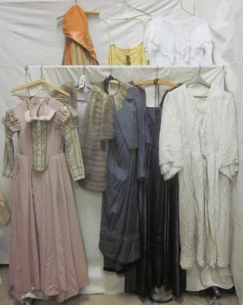 Neuf pièces dont robes ou jupes pour femme, style divers. Matières: dentelle, fourrure, lainage et satin.