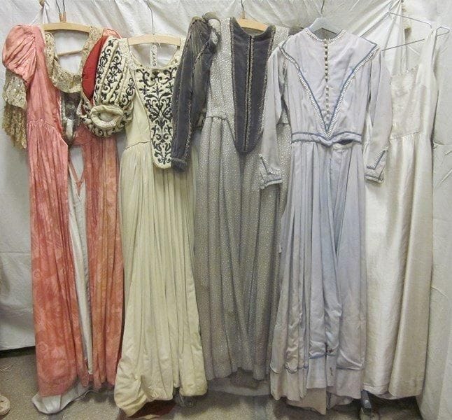Cinq pièces dont robes pour femme, style divers. Matières: lainage, satin et velours.