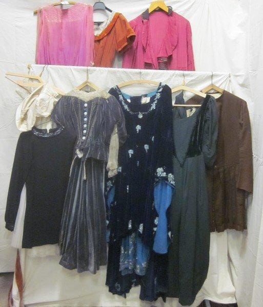 Neuf pièces dont robes pour femme, style divers. Matières: lainage, mousseline et velours.