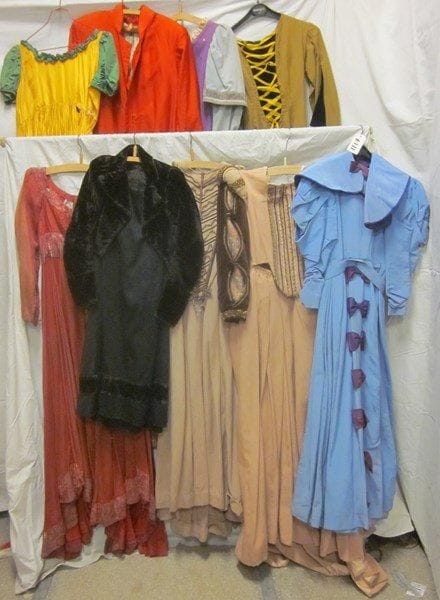 Neuf pièces dont robes pour femme, style divers. Matières: lainage, reps, satin et velours.