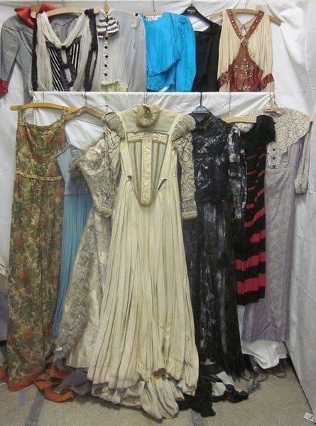 Une quinzaine de pièces dont robes pour femme, style divers. Matières: satin, soie, soie sauvage, résille et synthétique.