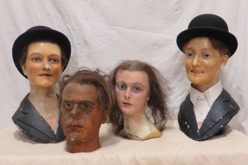Quatre têtes de cire dont deux hommes et deux femmes.