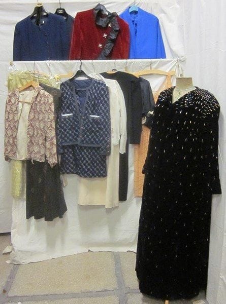 Quatorze robes ou vestes pour femme de haute couture, dont Guy Laroche, Yves Saint-Laurent.