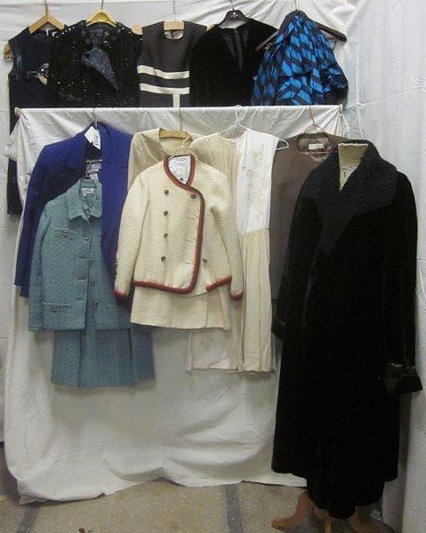 Onze robes ou vestes pour femme de haute couture, dont Yves Saint-Laurent, Chanel, Guy Laroche et Pierre Cardin.
