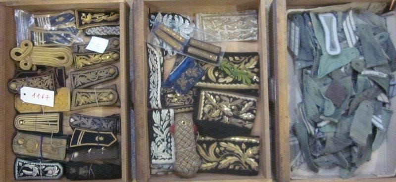 Un lot de diverses épaulettes ordinaires en tissu pour officier, parements de manches brodés de fils d'or pour la plupart
