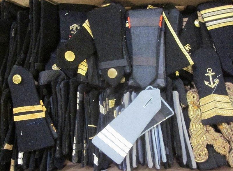 Un lot de diverses épaulettes de la Marine, d'officier, homme de troupes et quelques paires de coloniales.