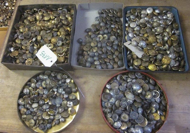 Un fort lot de boutons militaires et civils.