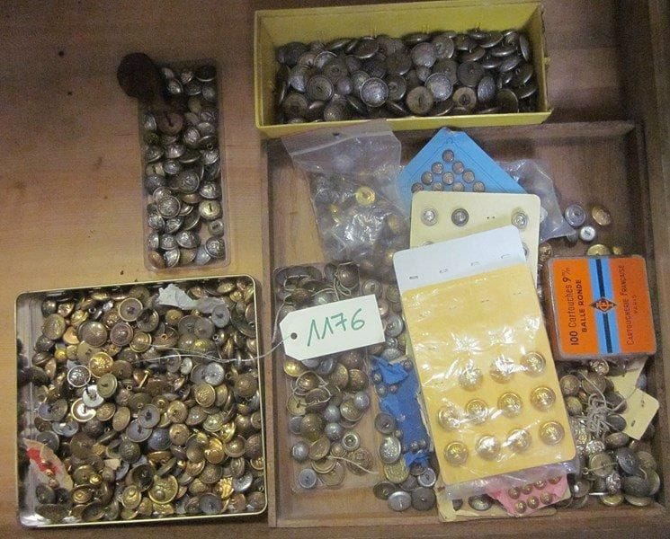 Un fort lot de boutons militaires et civils.