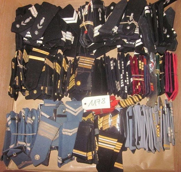 Un fort lot d'épaulettes diverses pour homme de troupes et officier.