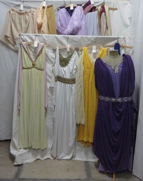 Quatorze pièces dont robes et jupes pour femme, style Antique, Romain ou Égyptien. Matière: synthétique.